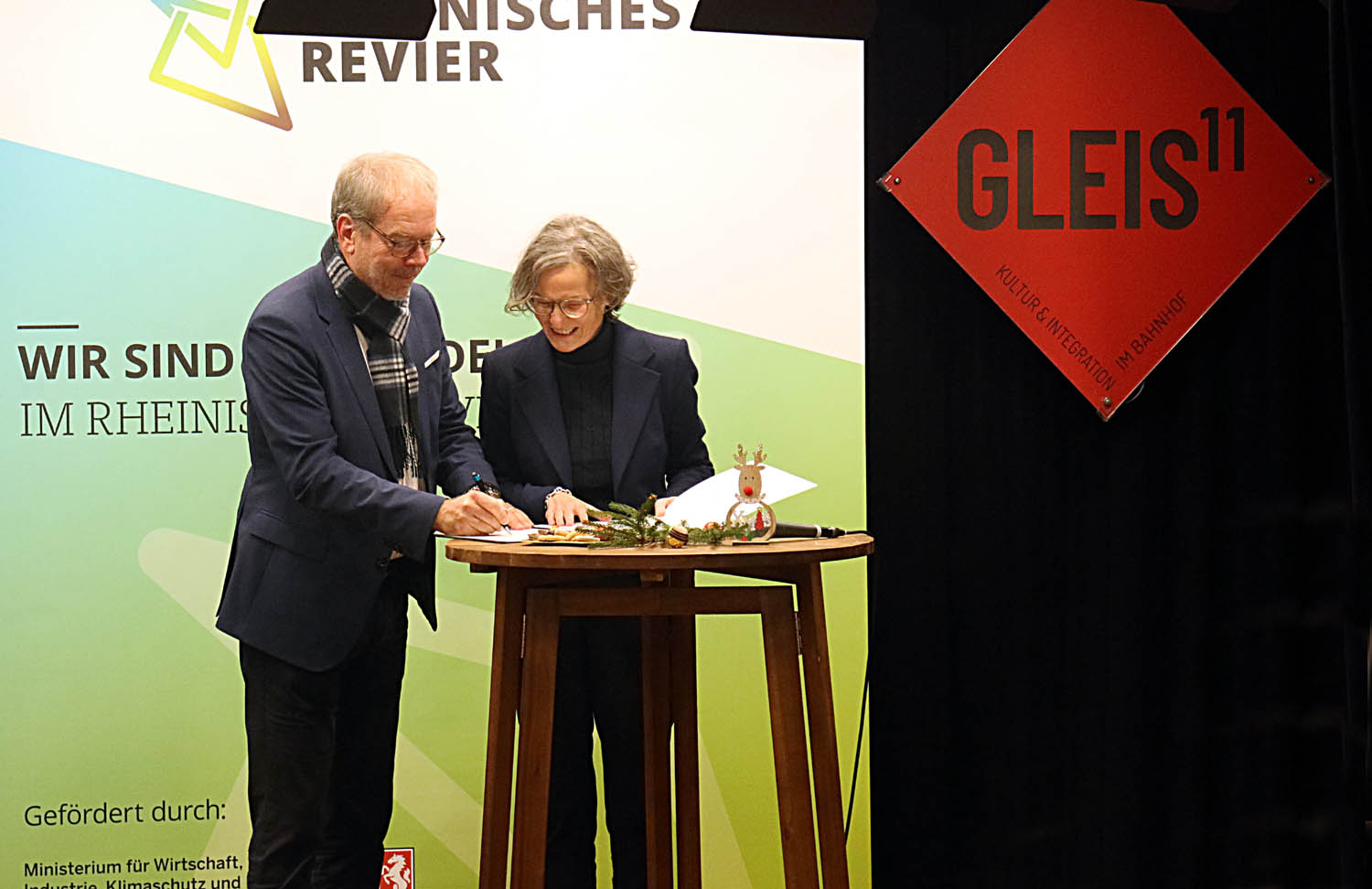 2025 12 Foerdergeldübergabe Generationenhaus Unterschrift 2