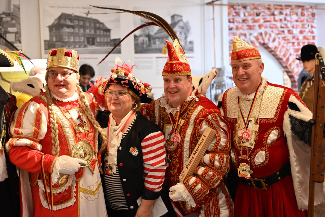 2023 02 Nischensitzung Ass Astrid und Dreigestirn